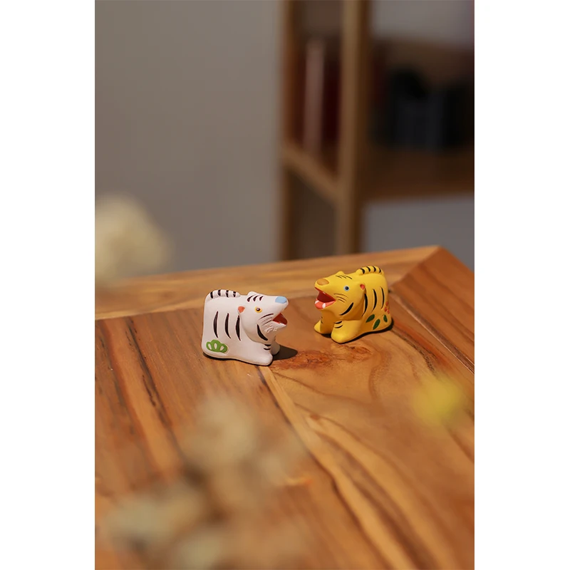 陶製おみくじ人形 虎の置物：日本の伝統工芸品としての価値と実用性