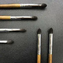 細部に最適な尖り形アイシャドウブラシ【液体用・ハイライト＆シェーディング対応・小型】
