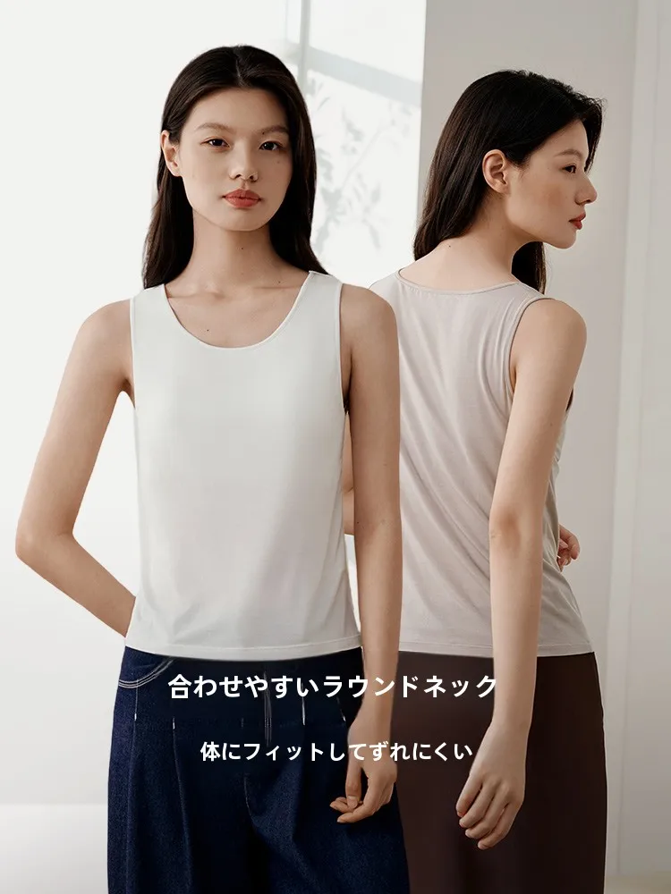 自分に合った服を選ぶには？サテンとモダンなシルエットが融合した1枚が答えになる