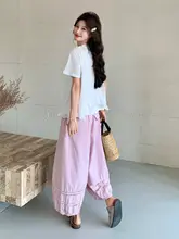白色の短袖トップスとピンクの九分丈パンツの夏用コーディネート【文芸風・女性向け】（セットアップ対応）