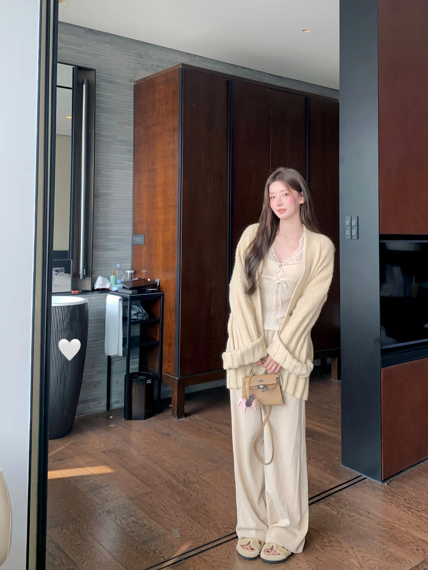 カジュアルな印象のカーディガン【秋冬用・ニット・カーキ色・フィット】：万能色選びの実証と実用シーンの分析