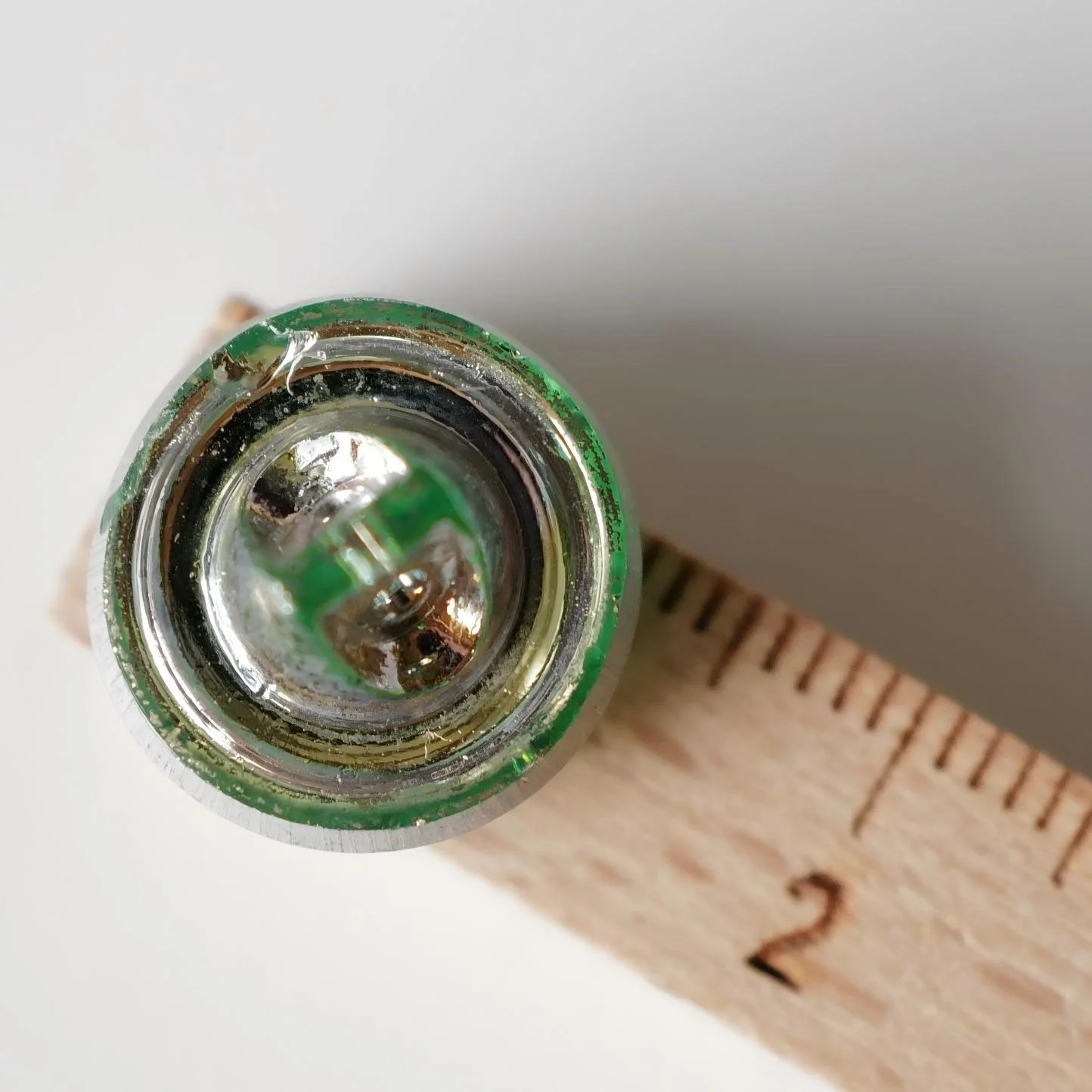 ドイツ製 ヴィンテージ フルーツキャンディグリーン 極光虹彩十字紋ガラスボタンの特徴と実用性
