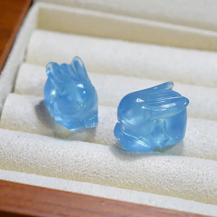 天然アクアマリンクリスタルペンダント【女用・彫刻入り・紐付き・シンプルデザイン】