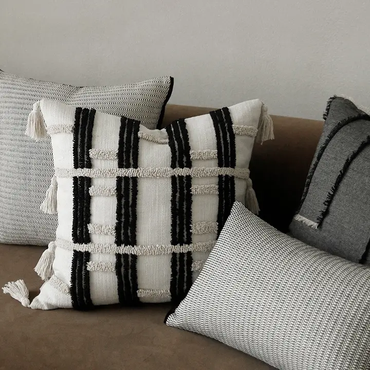 立体刺繍付きクッションカバー【モダンデザイン・黒白・リビング用】
