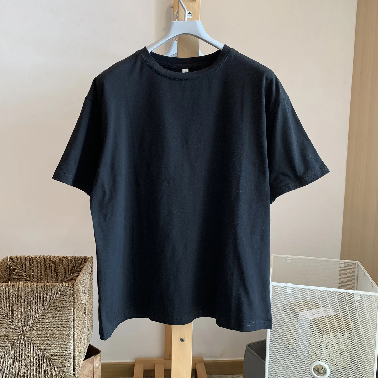 コットン製ブラックホワイト半袖Tシャツ：型崩れしないハンガー対応の夏用ゆったりデザイン