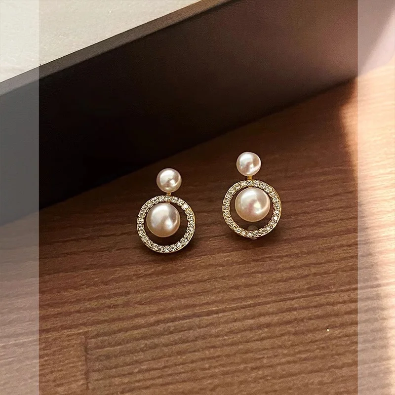 スタイリッシュなジルコンパールピアス：高級感と軽さを兼ね備えた日韓風ラインピアス