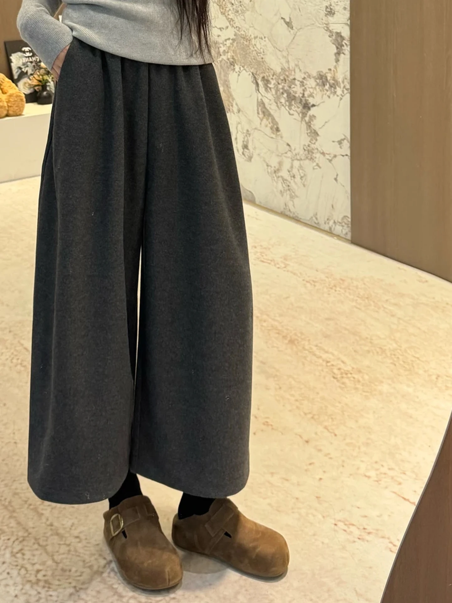 秋冬用 グレーのウールパンツ【フィット・ワイドレッグ・カジュアル】の実用性と特性とは