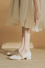 米白色の太ヒールパンプス【浅口・ストラップ付き・ドレスや和服に最適】