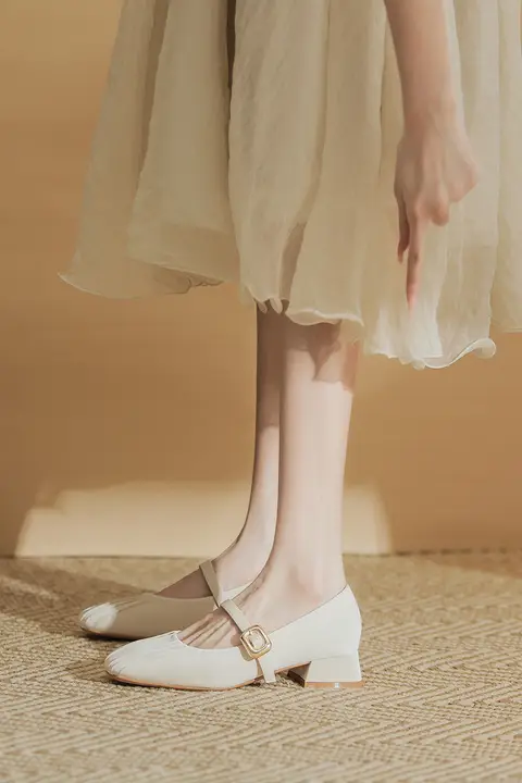 米白色の太ヒールパンプス【浅口・ストラップ付き・ドレスや和服に最適】