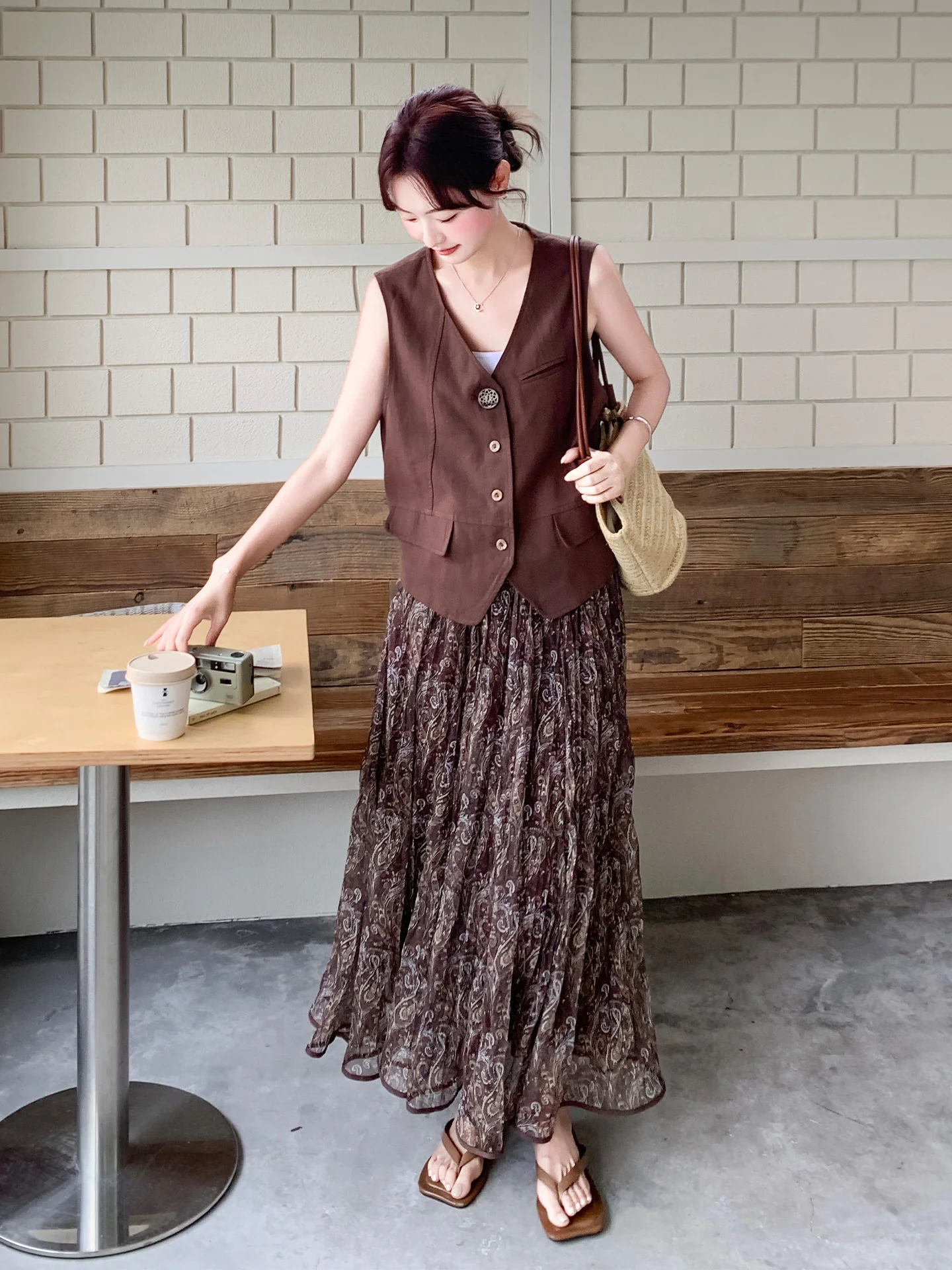 コーヒーカラーのフランス風レトロデザインベストとフレアスカートセット：カフェで着るおしゃれ服装の定番スタイル