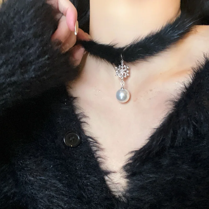 10000円で買えるアクセサリー：雪の結晶モヘアチョーカーの実用性と価格帯比較