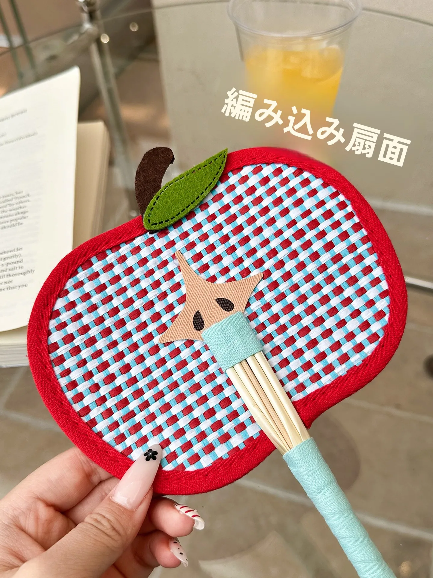 フォールディングファンをどう選ぶ？多巴胺カラーと手編みの温かみが魅力の夏の小物