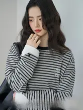ストライプデザインのラウンドネック長袖Tシャツ【犬プリント・春用・ゆったりしたシルエット】