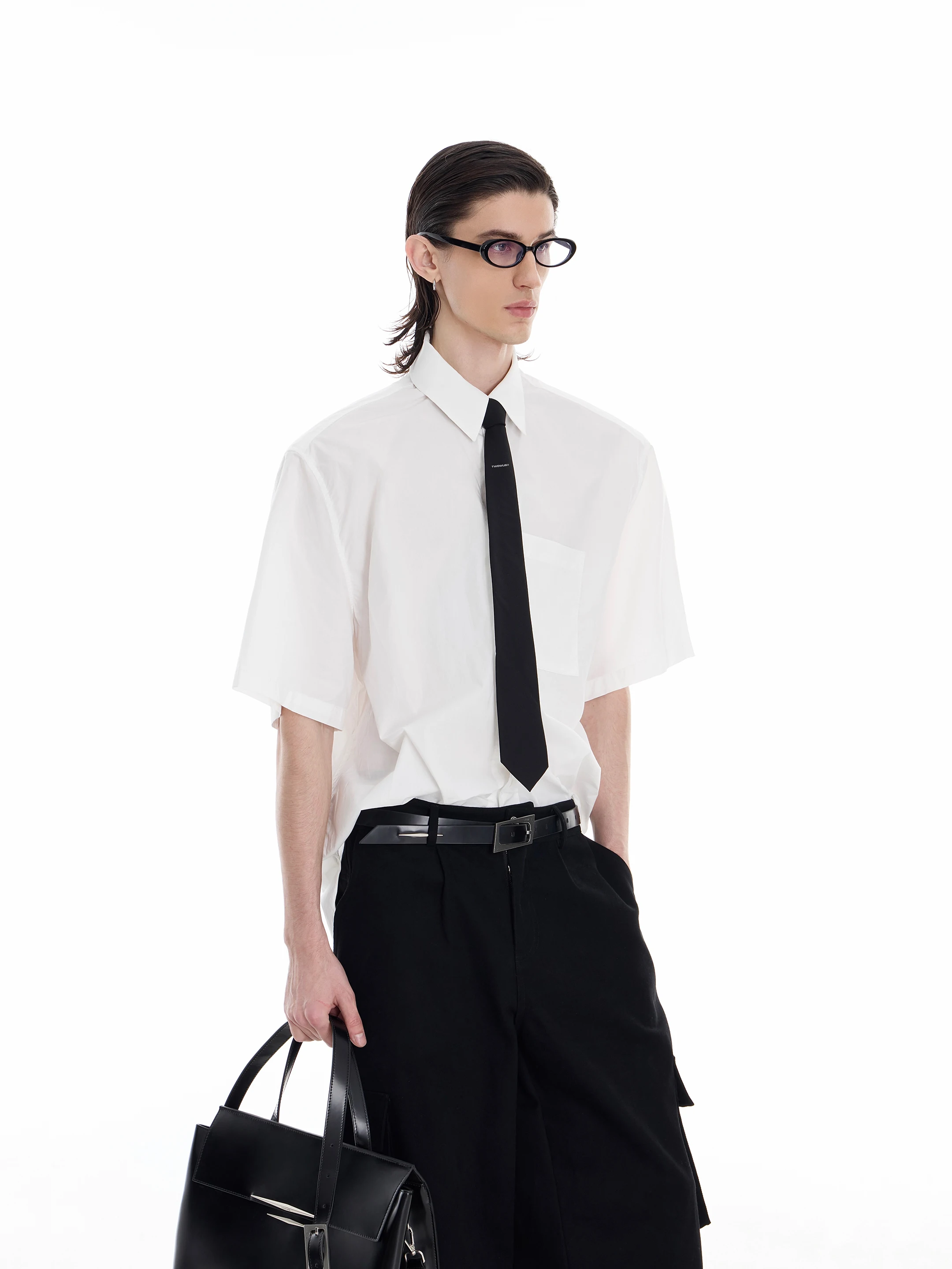 6月に着る服はどう選ぶ？通勤からデートまで、1着で解決する半袖シャツの選び方