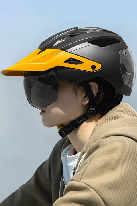 eroade 軽量で通気性抜群の自転車用ヘルメット【男女兼用・防風・日焼け対策・ツバ付き】