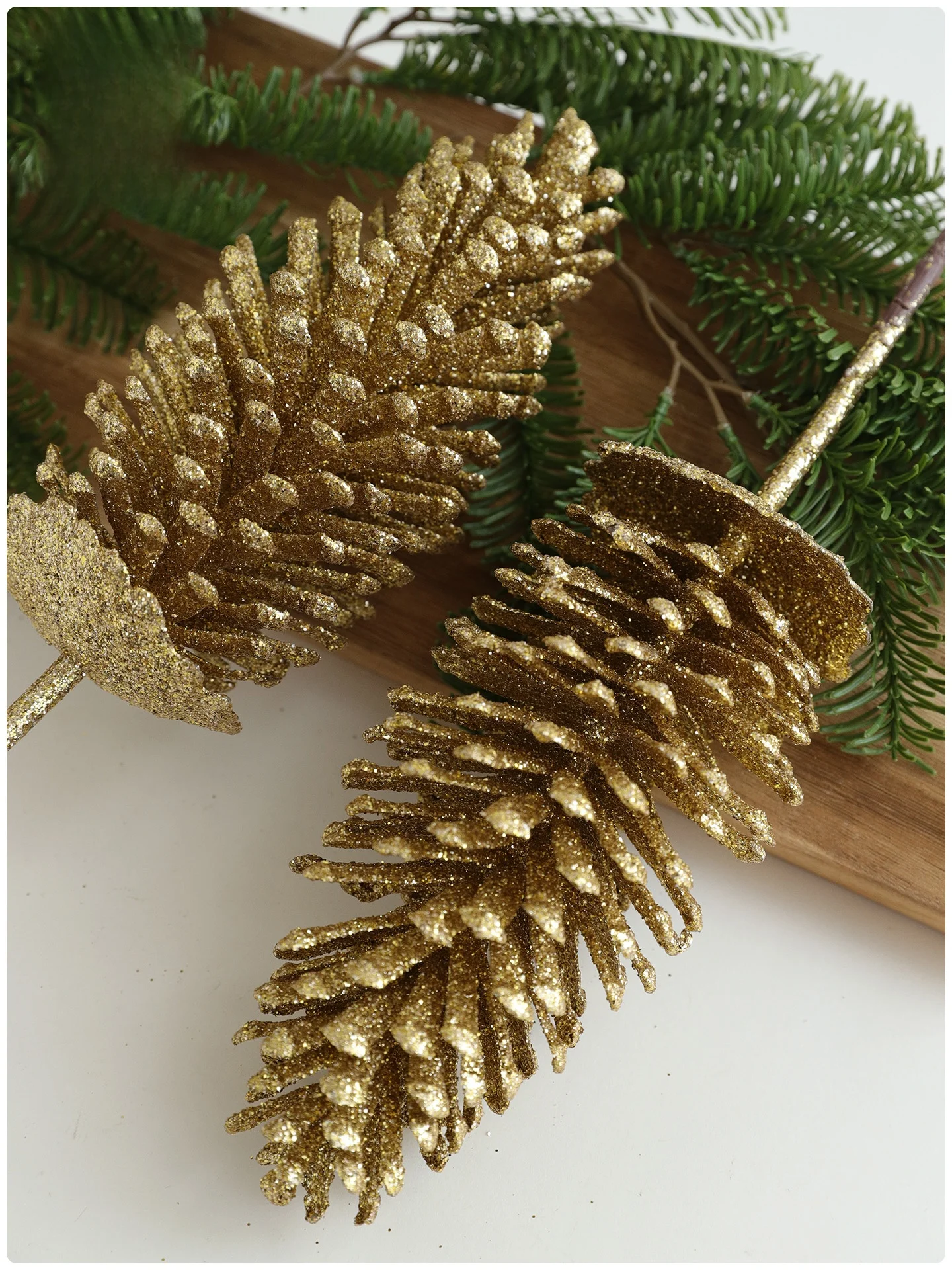 クリスマスオーナメントを手作りするなら、リアルな金色の松ぼっくりが一番？