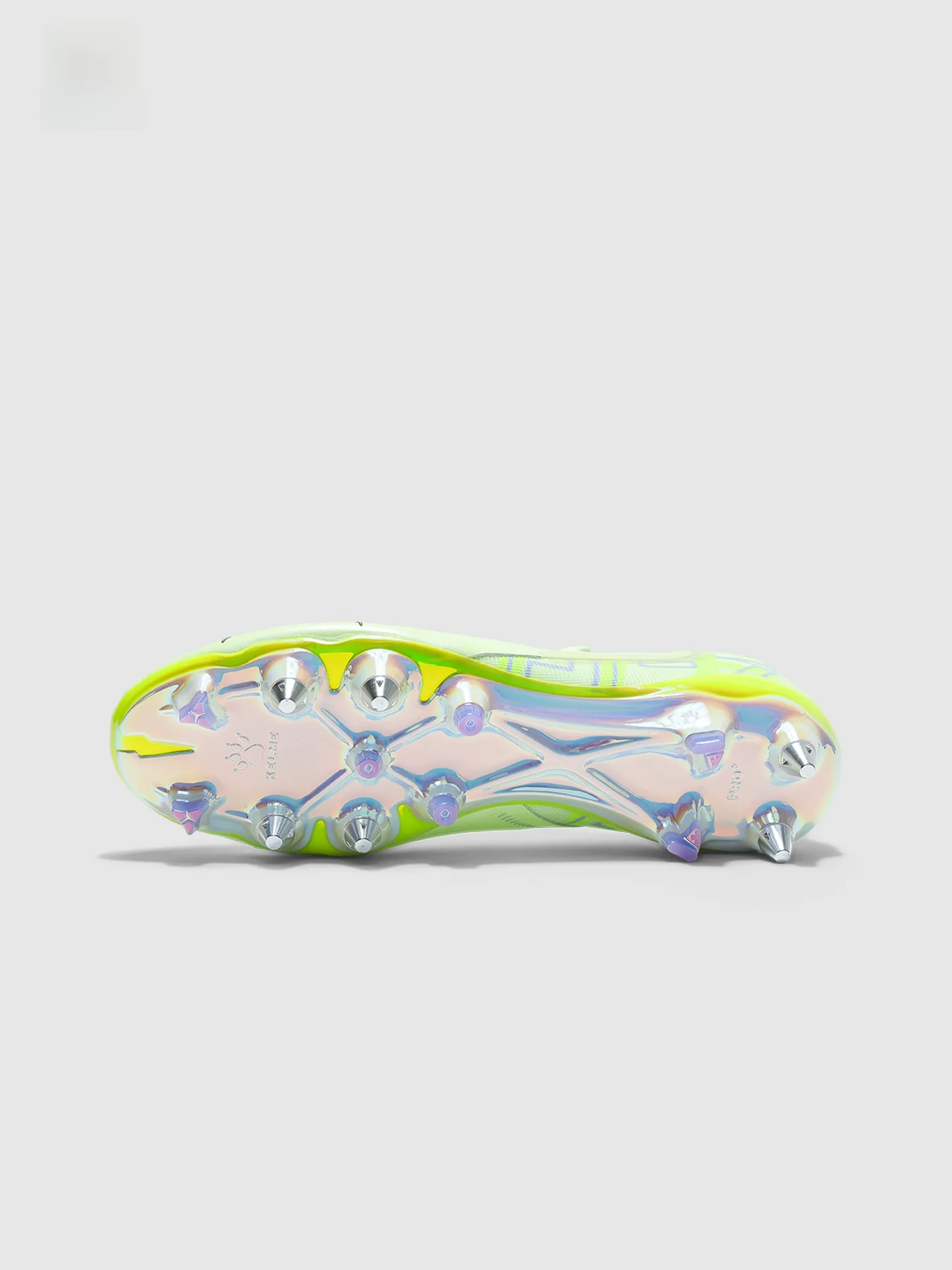 サッカーボツをどう選ぶ？天然芝で活躍するKELMEのトレーニングシューズが本当の価値を教えてくれる