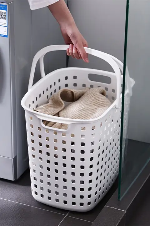 プラスチック製の洗濯かご【持ち手付き・衛生的で無臭・バスルーム用】