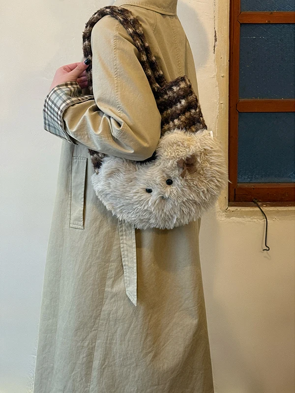 毛皮風犬デザイントートバッグ：ストライプ・大容量・ショルダー付きの実用性とデザインバランス