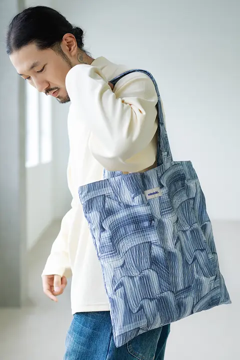 海波纹筆刷印花の白鸭绒羽绒刺繍トートバッグ
