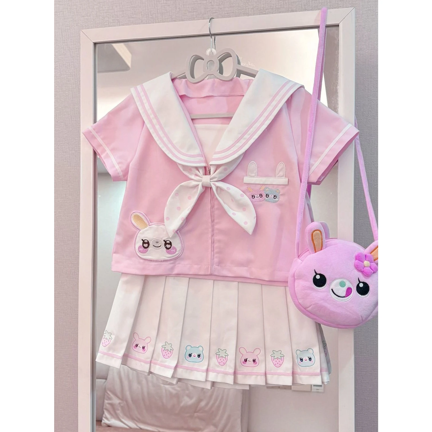 かわいい制服が夏にどんな風に見えるの？白粉の草莓柄水手服が解決するリアルなシーン