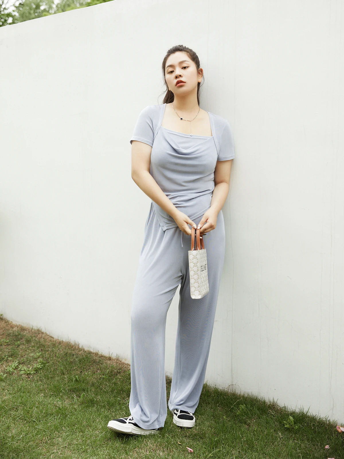 ぽっちゃり女性にぴったりの秋のトップスとパンツは？