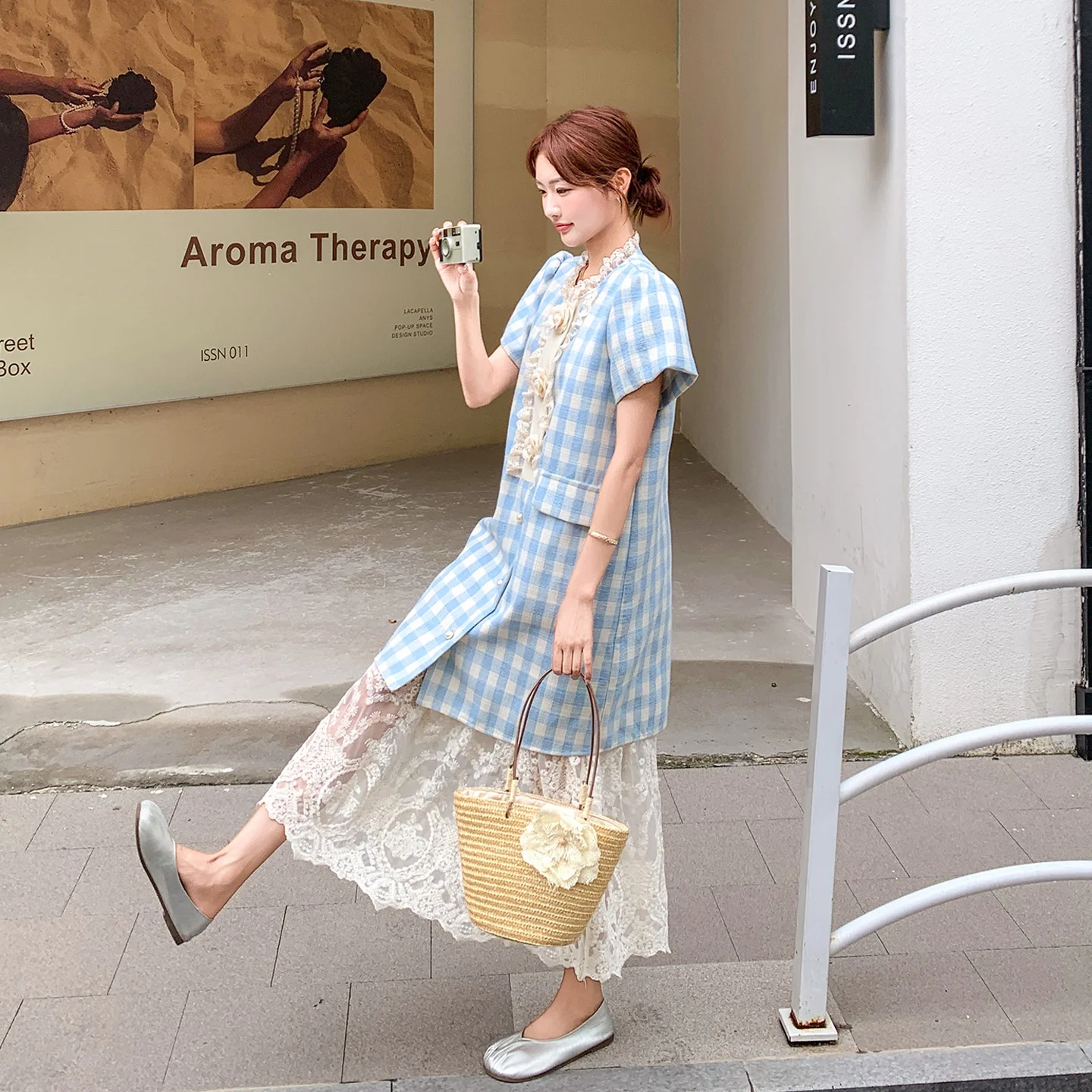 11月のデート服で迷うなら、今こそ青いチェック柄のレースキャミソールドレスを試してみよう！