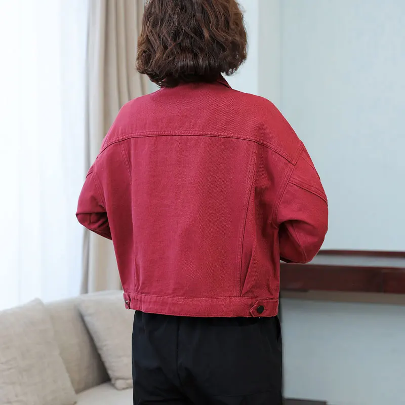 デニムジャケット コーデ 完全ガイド｜酒紅色ショートジャケットの自然な通勤スタイル