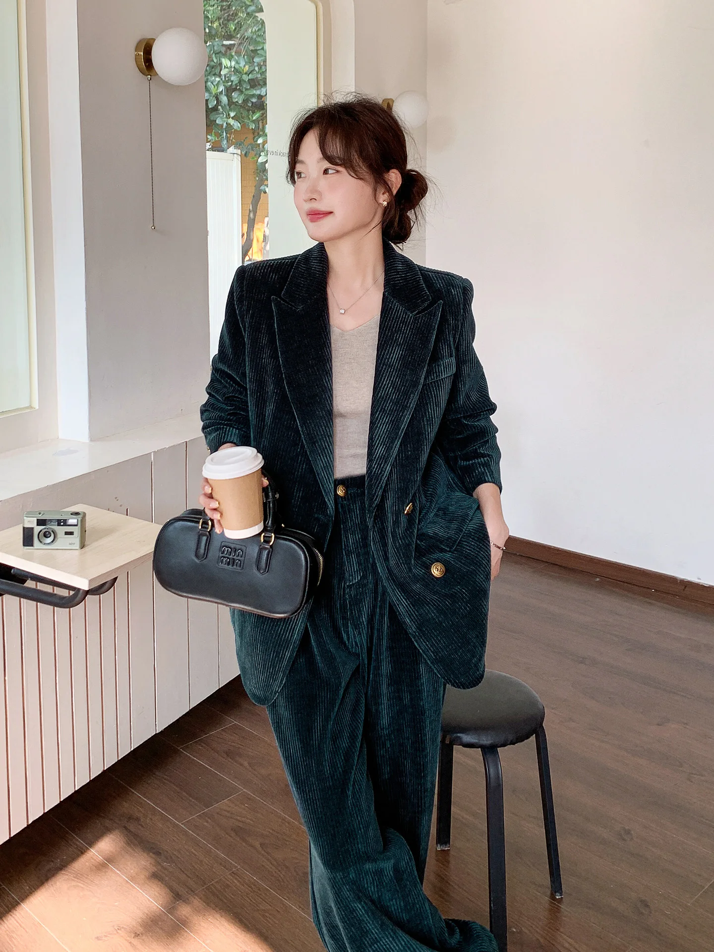 ワイドパンツとシャツのコーデはなぜわいらしいのか？レディース5選で春夏の日常コーデを実践する