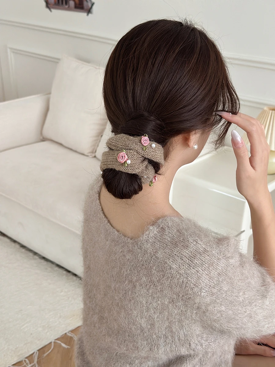 秋冬向け花柄編み込みヘアゴム：女性用低いお団子に最適なデザインと機能の実証