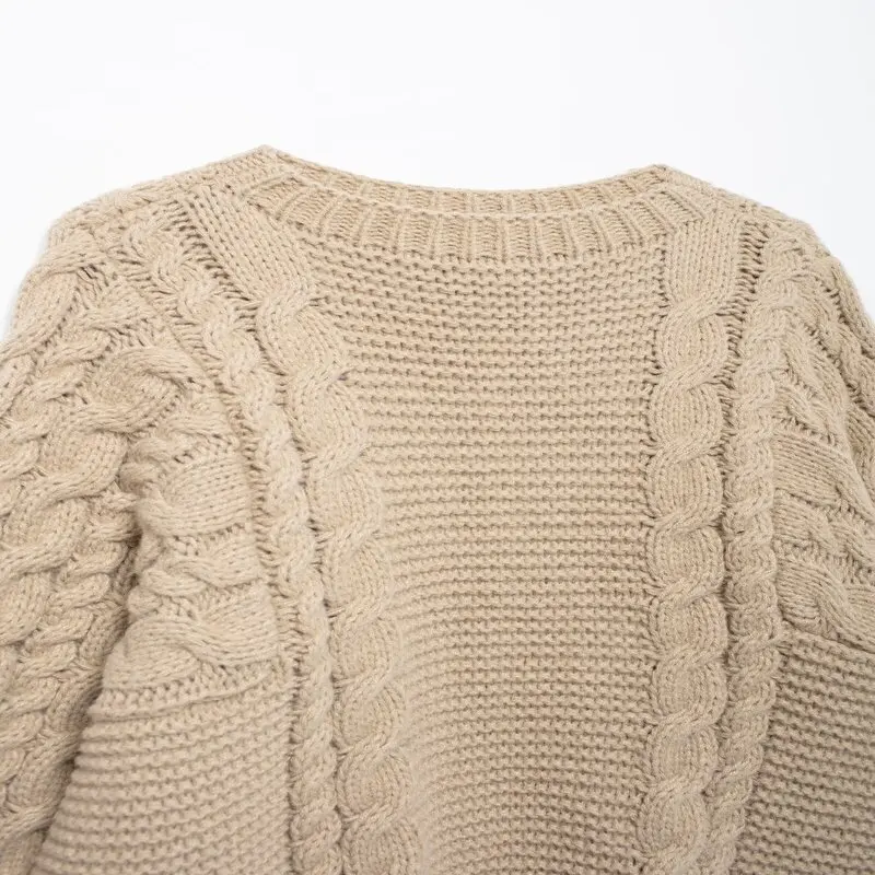 デザイン性のあるフィットニットセーターで長め大きめの着こなしを実現する  方法