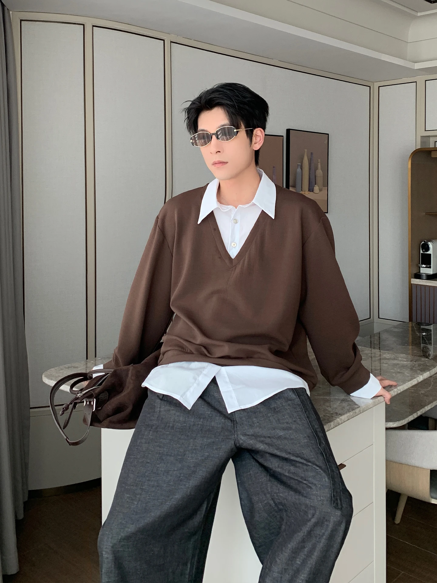 学院風デザインの半開襟シャツ：大学生・高校生向けのゆったりシルエットと肌理感を実現