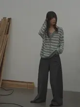 アシンメトリー装飾のフロントデザインが特徴のゆったりシルエットストレートパンツ