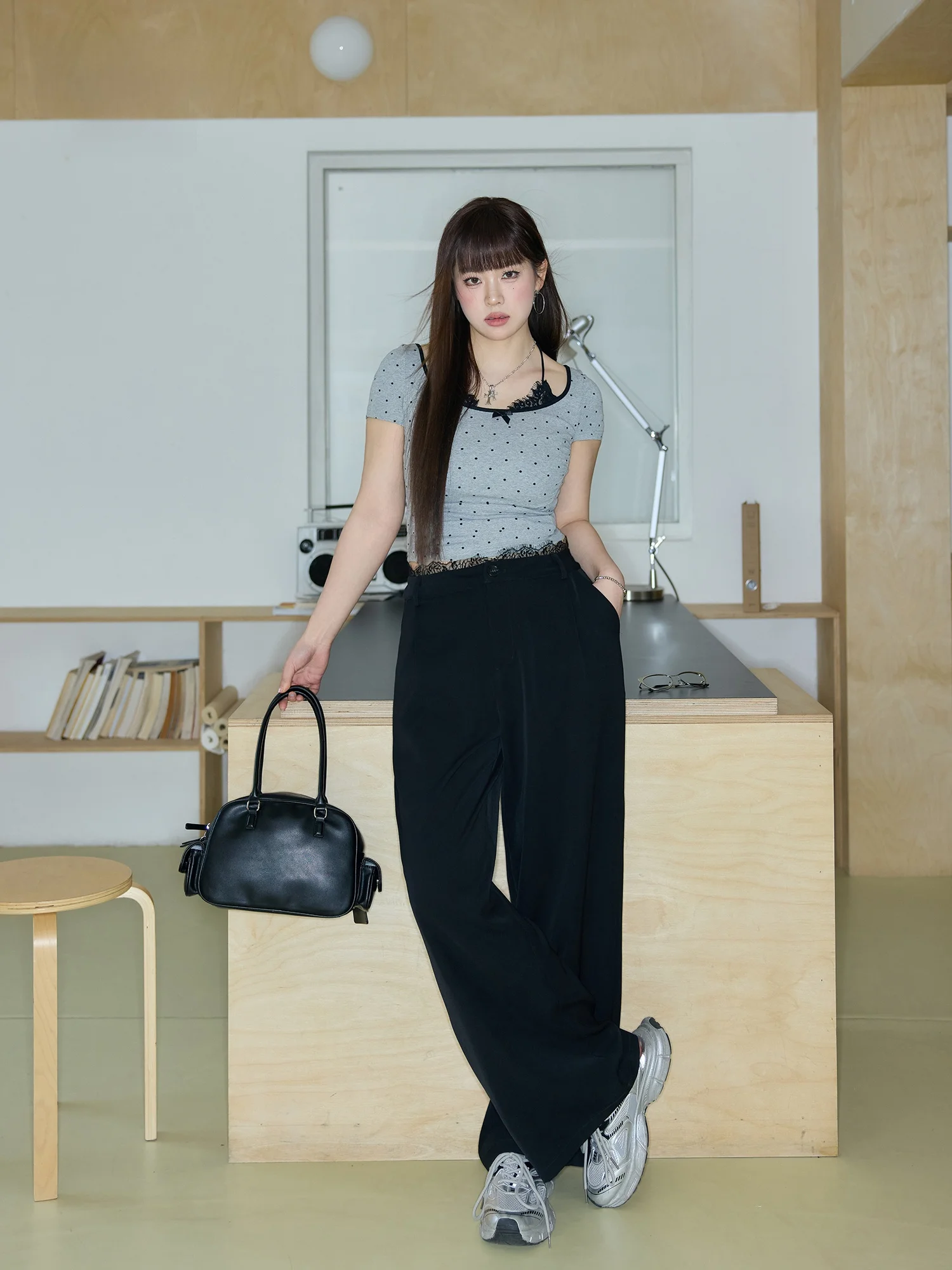 20代後半の通勤スタイルに欠かせない「スリム感とエレガンスを兼ね備えたセットアップ」は？