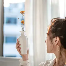 現代的な白磁の花瓶【羊脂玉風・陶器製・インテリア・ミニサイズ】