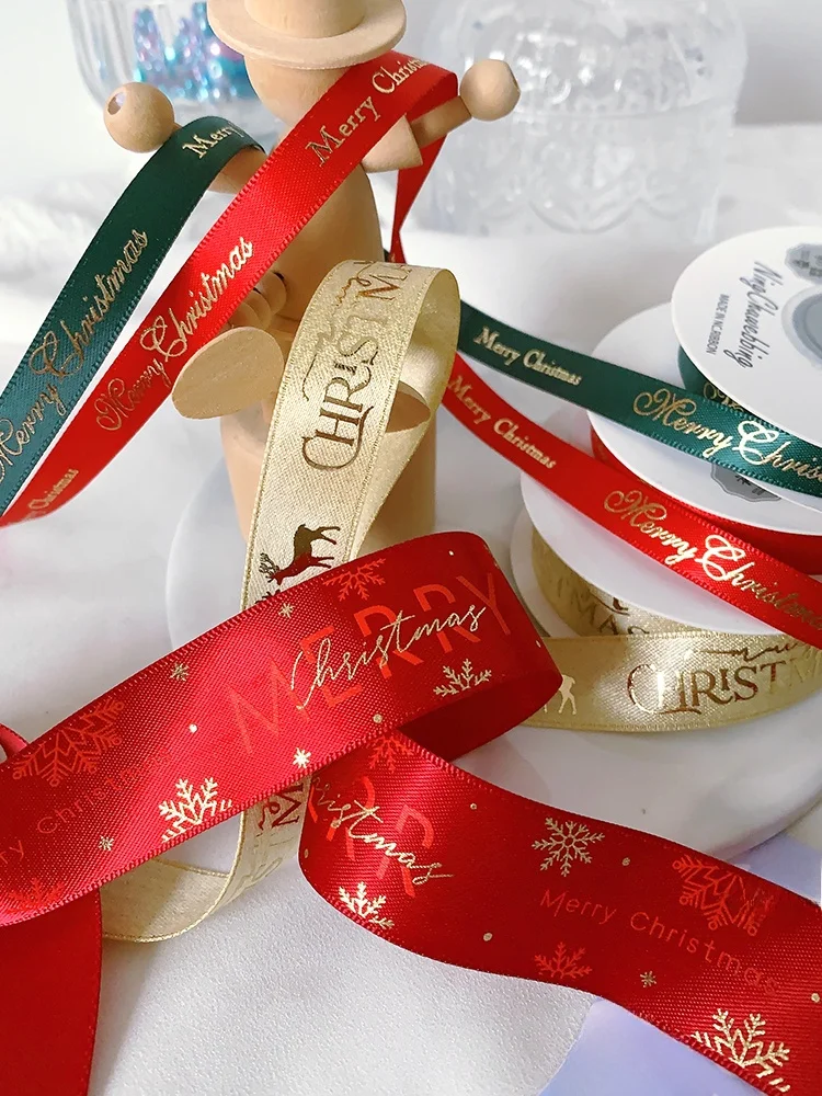 クリスマスリボンをどう選ぶ？華やかなサテンリボンが贈り物の雰囲気を一気に引き立てる理由