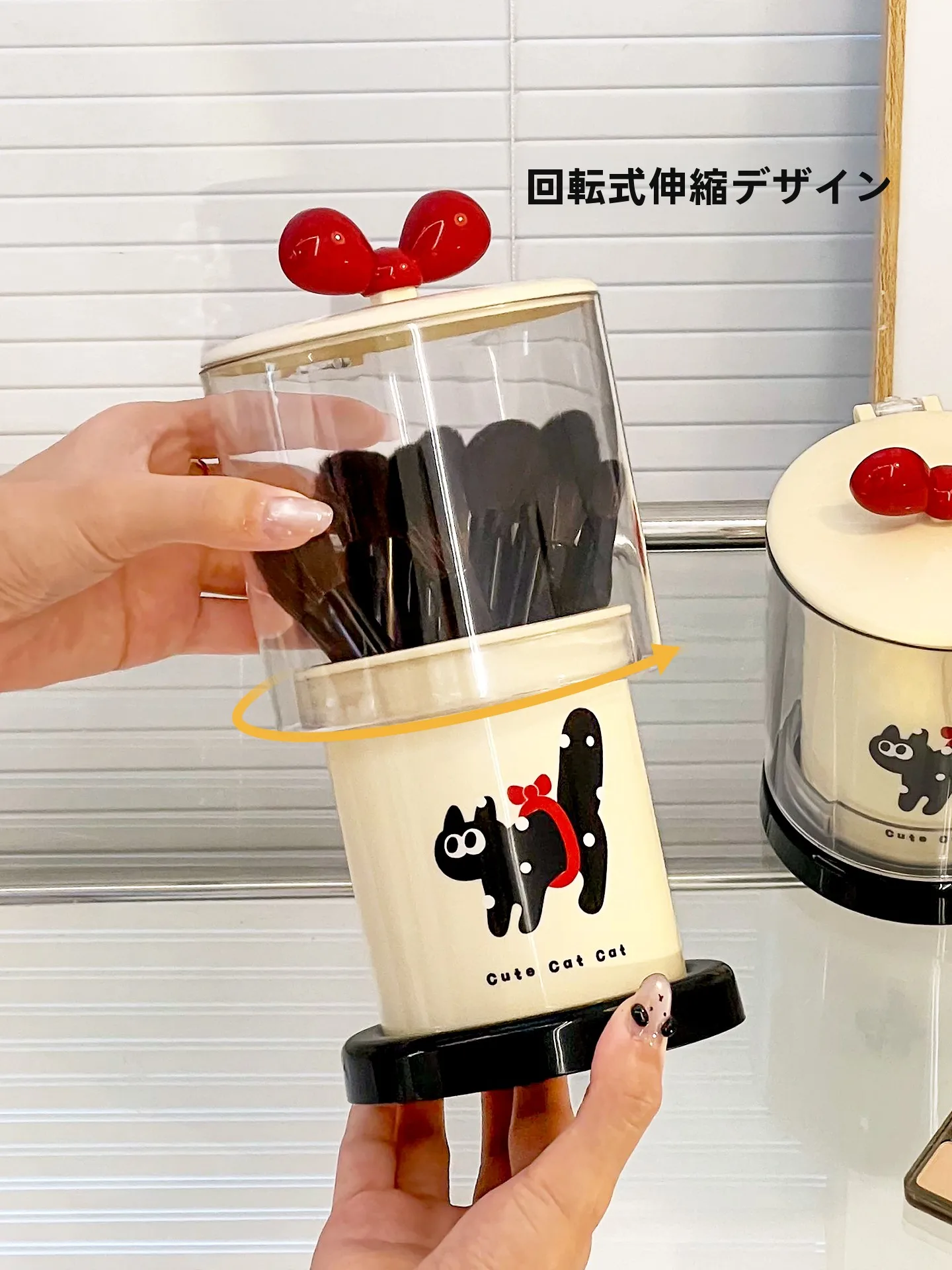可愛らしい化粧ブラシ収納筒：防塵・伸縮式でコスメテーブルを整える