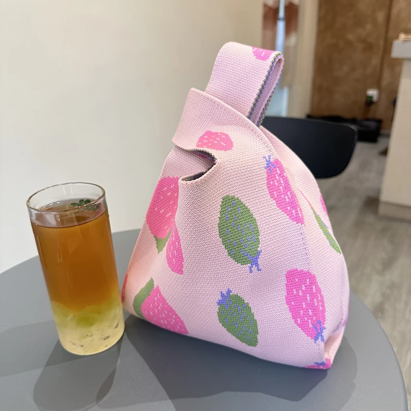 10万円以内のバッグで悩むなら、この「ストロベリーニット水桶バッグ」が本当におすすめ？