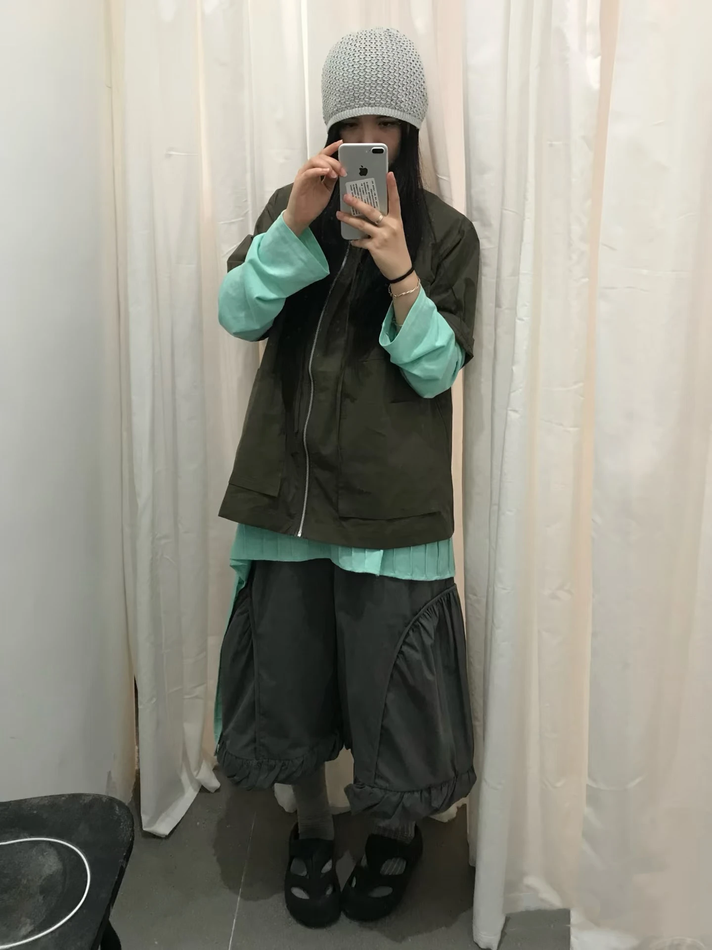 手作りの立体的なコクーンパンツはパンツルックの定番スタイルか？