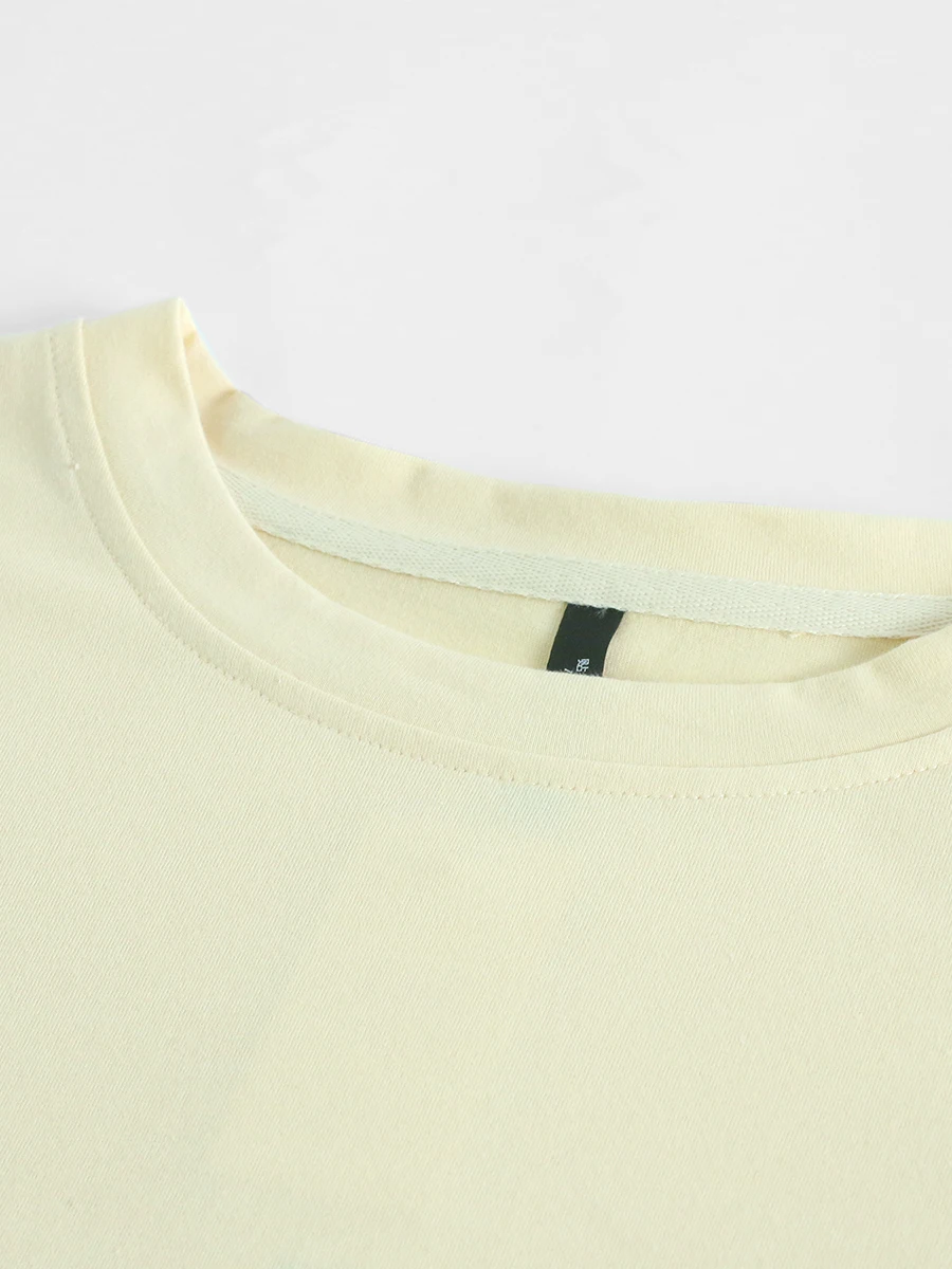 ブラの上に着るTシャツの選び方：できる快適なコットンTシャツの実用性とシーン別ガイド