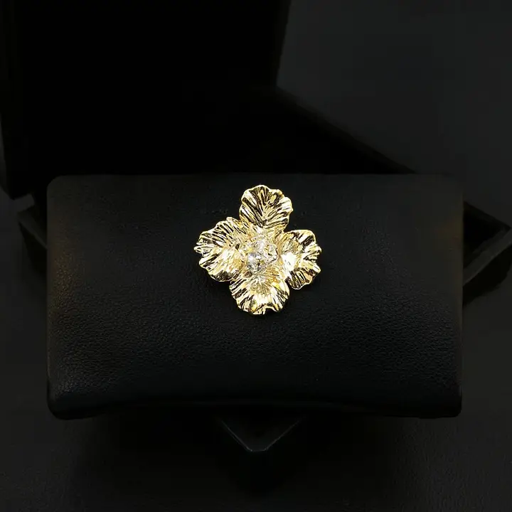 個性的な金色の皺あり花型ブローチ【高級スーツアクセサリー・ジャケット用】