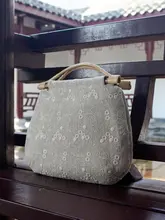 ヴィンテージ風手作り布バッグ【綿麻・刺繍・竹の取っ手・丸みを帯びたデザイン】