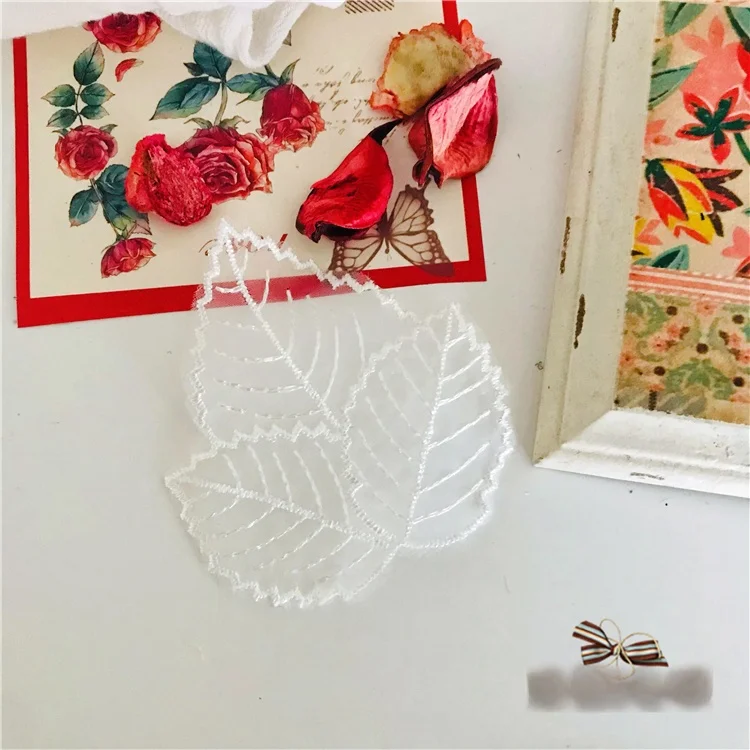 レース刺繍が通勤スタイルを救うには？その本質と使い方を解き明かす