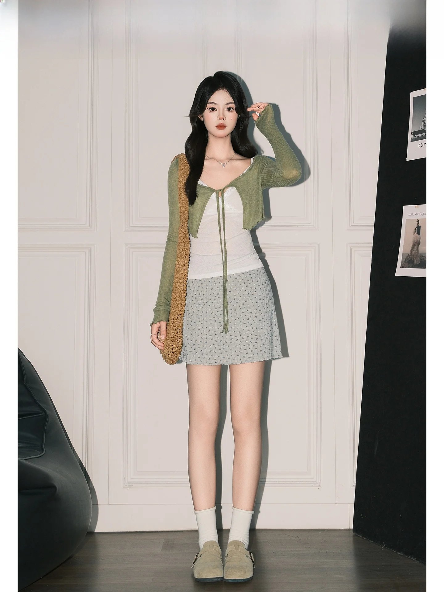 初夏にぴったりのVネックキャミソールとAラインフラワースカートセットアップ
