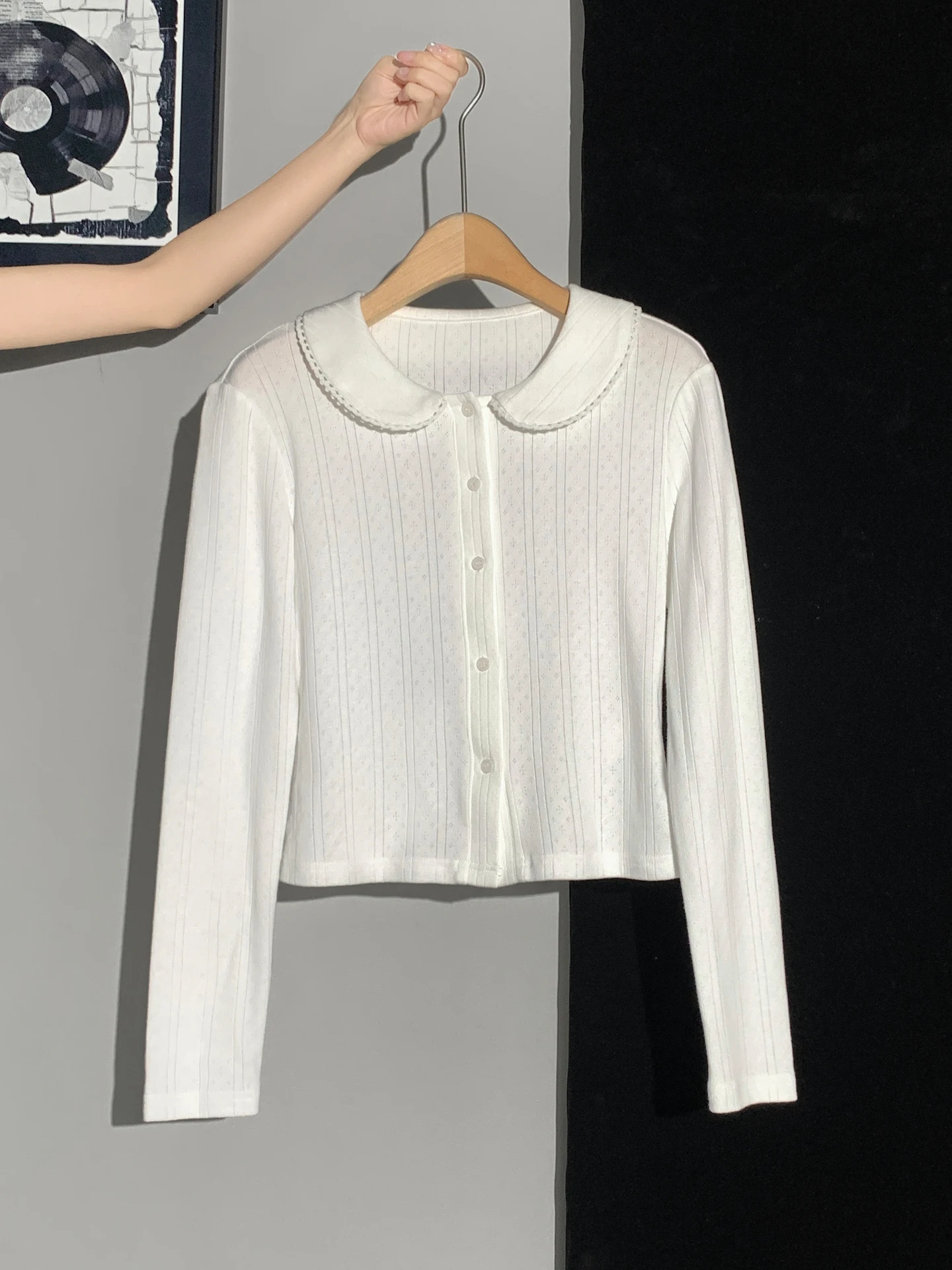 フリル付き白長袖Tシャツとニットカーディガンセット：秋の日常着に最適な韓式スリムフィットスタイル