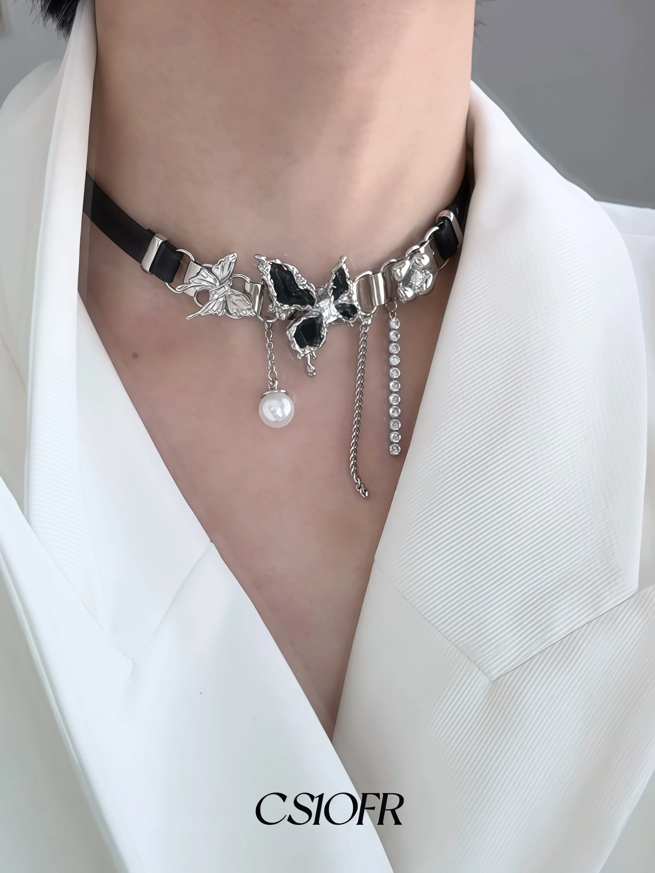黒のバタフライネックレス：Y2Kスタイルのレザーチョーカーが定義するファッションの再定義