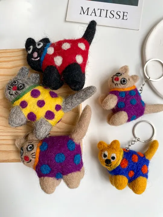 バッグチャーム キーホルダー ウールフェルト 猫 立体 ぬいぐるみ ストラップ かわいい