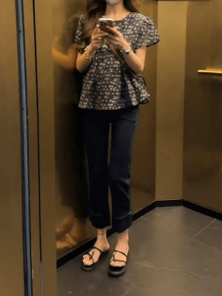 深い青色のストレートパンツ：女性向けハイウエストカバー着こなしの実用ガイド
