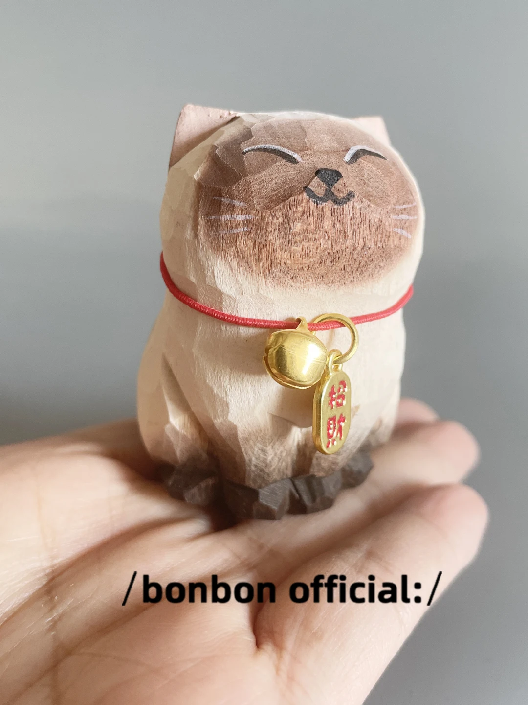 手彫りの木製シャム猫置物：猫グッズギフトとしての招財効果と日常使いの実態