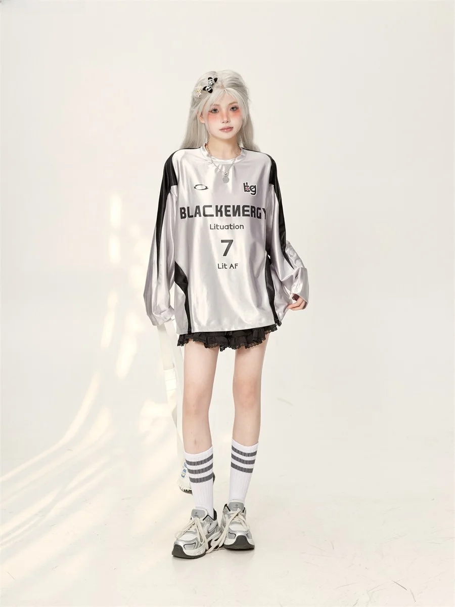 ゆったりとしたシルエットの長袖Tシャツ：通勤風のプリントデザインが秋に最適な理由